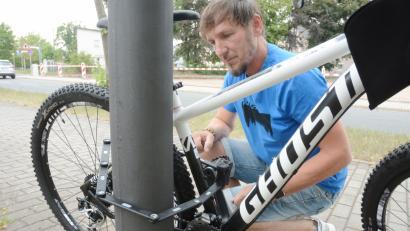 Bild: GSB
Horst Pschierer zeigt, wie es geht: Er legt ein massives Faltschloss um das Rad und eine Laterne.