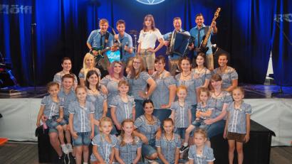 Bild: GZ
Die Festmädels mit Festbraut Lisa Wagner (oben Mitte) und die Band "Rotzlöffel" standen beim Festauftakt im Mittelpunkt. Bild: gz