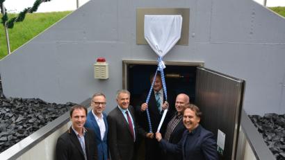 Bild: jr
Ein Tafel über den Eingangsbereich soll an den Neubau des Hochbehälters erinnern. Bei der Enthüllung sind (von links) Wassermeister Wolfgang Haberkorn, die Bürgermeister Bernd Sommer, Roland Grillmeier und Johann Burger, sowie Bernd Kaltenecker und Manuel Zwick vom Ingenieurbüro Zwick, die die Tafel spendierten, dabei.