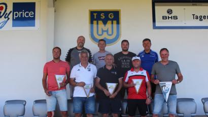 Bild: exb
Die Spielführer der teilnehmenden Mannschaften und Altherren-Leiter Karl-Heinz Hasler (hinten, rechts) genießen ein gelungenes Turnier.