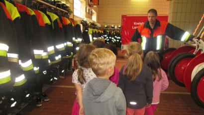 Bild: exb
Interessiert lauschen die Kinder den Ausführungen des Feuerwehrmanns.