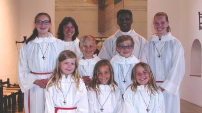 Bild: LD
Pater Joy, Gemeindereferentin Gabi Sieder (hinten Dritter und Zweite von rechts) sowie die Oberministrantinnen Eva Glowka (rechts) und Sophia Nordmann (links) freuen sich über die Verstärkung am Altar.