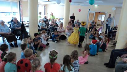 Bild: ksi
Zur Freude der Senioren hatten die Kinder ein Singspiel eingeübt.