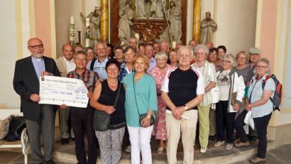 Bild: rdo
Die Besuchergruppe der „Freunde von Maria Kulm“ bei der Spendenübergabe vor dem Altar im Kreuzgang mit Pater Milan Kučera (vorne, links).