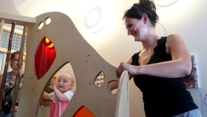 Bild: Hirsch
Bewegung macht Spaß. Vor allem im Kletterhaus der Kinderkrippe. Beim Tag der offenen Tür konnten sich die Eltern vom Konzept überzeugen.