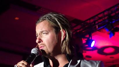 Bild: Wolfgang Houschka
Er sieht zwar nicht aus wie Elvis, aber er singt wie der King: Ron Glaser begeistert die Fans bei seinem Konzert in Grafenwöhr.