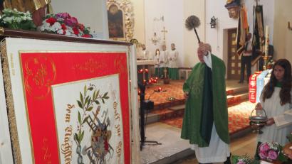 Bild: GZ
Pfarrer Erwin Bauer segnet die Vereinsfahne von 1924. Bild: gz