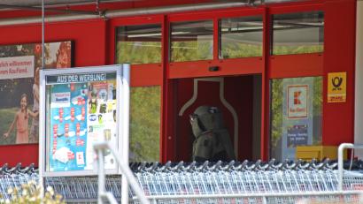 Bild: JMA
Die Spezialisten der Polizei untersuchten die herrenlosen Koffer.