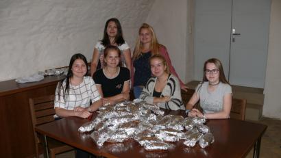 Bild: exb
Die Klassensprecherinnen der Klassen 9a und 9b zusammen mit den Verbindungslehrerinnen beim Vorbereiten der „Pita-Pause“.