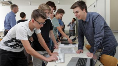 Bild: wsb
Von wegen daddeln auf dem Smartphone: Die Gymnasiasten des HCA haben ihre helle Freude daran, Apps selbst zu entwickeln. Bei einer Informatikmesse durften sie ihre Arbeiten vorstellen.
