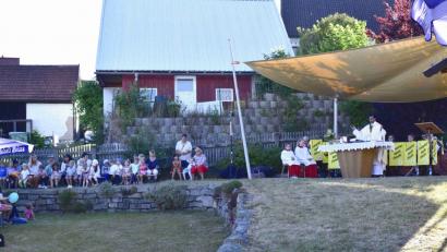 Bild: SOJ
Pater Anish George mit den Kindern des KinderHauses Sankt Josef beim Gottesdienst im Pfarrgarten