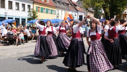 Bild: le
Das Straßenfest der Raiffeisenbank Floß/Flossenbürg ist ein Höhepunkt im Jubiläumsjahr.