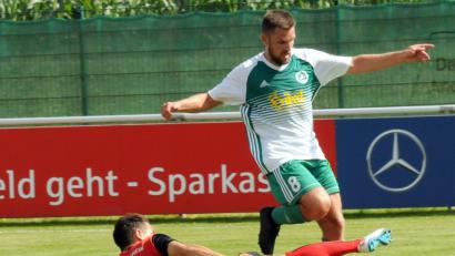 Bild: heh
Christoph Hegenbart (rechts) im Trikot des SV Mitterteich: Beim BD-Sensors-Cup in Röslau kam der Ex-Spieler der SpVgg SV Weiden bereits für den Nordost-Landesligisten zum Einsatz.