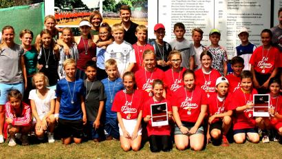 Bild: KZR
Die Mädchen des Augustinus-Gymnasiums (Mitte, mit Urkunde) freuen sich über ihren Sieg und die roten T-Shirts, die den Gewinnern vorbehalten sind. Ebenso die Kinder von der Neustädter Realschule (rechts, mit Urkunde). Robert Stahl (links) von der Sparkasse und Alexander Drechsler (hinten, Mitte) gratulieren.
