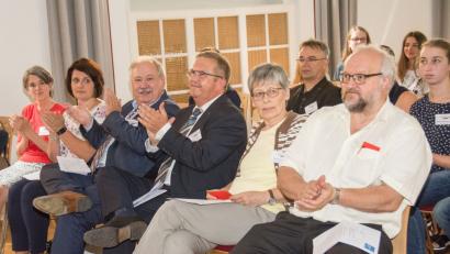 Bild: Peter Ringeisen/exb
erste Reihe von rechts: Realschulkonrektor Richard Reber, Studiendirektorin Monika Wagner (Stellvertretende Schulleiterin), 2. Bürgermeister Martin Preuß, Hermann Brandl ( Geschäftsführer/Opf. bayme vbm), Kerstin Eder (Teamleitung Berufsberatung, Agentur für Arbeit Amberg), Tina Voggenreiter (Girls' Day Akademie). zweite Reihe: Verena Schlosser (Auszubildende, pia Automation), Herbert Koller (Fachgruppenleiter Elektro, Siemens)