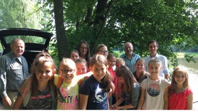 Bild: exb
Für den praktischen Unterricht gingen die Sportangler mit den Grundschülern in den Schlosspark.