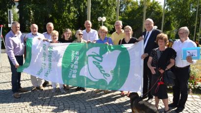 Bild: hcz
Bürgermeister Lothar Höher (Dritter von rechts) hisste die Flagge "Mayors for Peace" zusammen mit Vertretern verschiedener Organisationen.