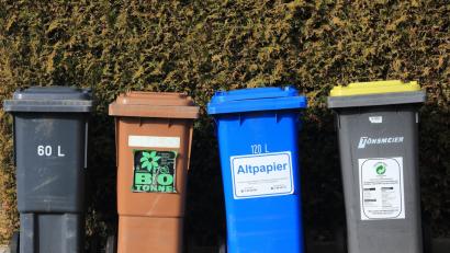 Bild: Jens Wolf
Tonnen für Hausmüll, Bioabfälle, Altpapier und Wertstoffe stehen zur Entsorgung von Abfällen bereit.