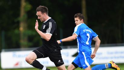 Bild: G. Büttner
Die Konkurrenz ist sich einig: Die DJK Neustadt ist Anwärter Nummer eins auf die Meisterschaft in der Kreisklasse Ost. In der abgelaufenen Saison scheiterten die Kreisstädter in der Kreisliga-Relegation zunächst gegen den SV Freudenberg (Bild, Mitte Philipp Gerlach) und gegen den SV Hubertus Köfering.