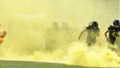 Bild: ZG
Wie Schwefeldampf: Das sieht richtig giftig aus, wenn die Mad Bulldogs Amberg ins Stadion einlaufen.