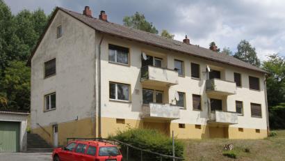 Bild: NM
Ganz taufrisch ist das Gebäude an der Hauptstraße nicht mehr. Jetzt soll geprüft werden, ob eine Sanierung in Betracht kommt.