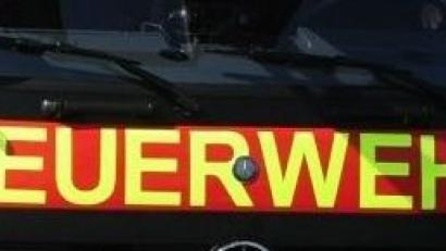 Bild: gf
Zupfen wäre weniger brenzlig gewesen: Eine Unkraut-Bekämpfung mit Gasflamme wurde am Montag ein Fall für Feuerwehr.