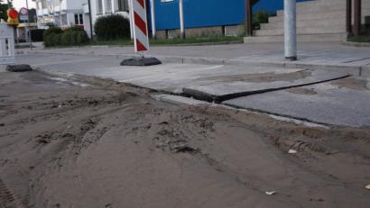 Bild: Auer, Alexander
Bei einem Wasserrohrbruch in Cham wurde durch das Wasser der Asphalt nach oben gedrückt.