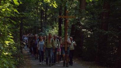 Bild: ads
Rund 150 Gläubige aus der Pfarreiengemeinschaft St. Vitus Schnaittenbach und St. Margareta Kemnath, darunter an die 120 Fußwallfahrer, pilgern heuer zum Mariahilfberg nach Amberg.