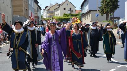 Bild: JR
Führten den großen Festzug in Arzberg an, Bürgermeister Stefan Göcking (links) und 2. Bürgermeisterin Marion Stowasser-Fürbringer (3. von links)