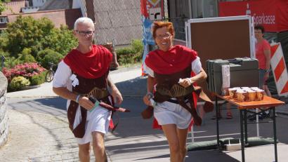 Bild: Weu
Sieger beim Kuno-Spenden-Lauf wurden Jutta Teichert und Christian Pietsch, die als Legionäre verkleidet 25 Runden für den guten Zweck liefen.