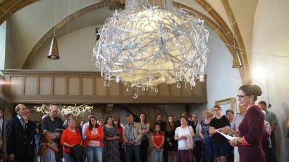 Bild: weu
Realschuldirektorin Diana Schmidberger (rechts) begrüßte bei der Vernissage in der Spitalkirche neben vielen Eltern und Angehörigen etliche Ehrengäste. Der riesige, von den Schülern kreierte Leuchter war das Highlight des Abends.