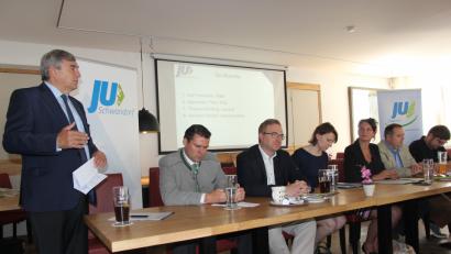 Bild: ral
Bei der JU-Kreisversammlung am Podium (von links): MdB Karl Holmeier, Landrat Thomas Ebeling, MdL Alexander Flierl, MdB Emmi Zeulner, Kreisvorsitzende Christina Bauer und Listenkandidat Manfred Wendl.