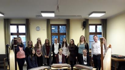 Bild: exb
Auf dem Bild, sind Schülerinnen der Harfen-, Zither- und Hackbrettklasse mit Ihren Lehrerinnen Franziska Knott, Regina Frank und Musikschulleiter Tobias Böhm. In diesen Fächern sind auch noch freie Plätze.