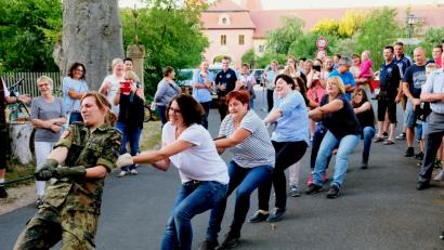 Bild: do
Das sogenannte schwache Geschlecht erweist sich beim Seilzieh-Kraftakt als fast ebenbürtig.