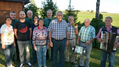 Bild: jr
75. Geburtstag feierte August Kistenpfennig, ihm zu Ehren gratulierte der Schützenverein Großensees. Unser Bild zeigt (von links) Schwägerin Hedwig Kraus, Helmut Kipferl, Sohn Martin, Erich Völkl, Tochter Anita, Gattin Hildegard, Georg Bauer, Jubilar August Kistenpfennig, sowie die Musiker Andreas Gleißner, Hermann Malzer und Karl Gleißner.