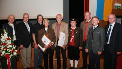 Bild: wro
Die Nordgaupreisträger 2018 heißen (ab Dritter von links) Tone Schmid, Lothar Bauer und Adalbert Busl. Landrat Wolfgang Lippert und Innenminister Joachim Herrmann (von links) gratulieren. Volker Liedtke, MdL Tobias Reiß, Franz Löffler und Toni Dutz schließen sich den Glückwünschen an.