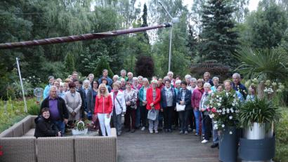 Bild: RPP
Viele Rosenliebhaber haben sich am Gartenteich der Familie Schinner zu einem Gruppenfoto zusammengefunden.