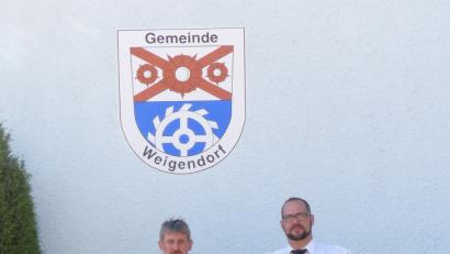 Bild: fm
Eine erste Notfallausrüstung steht bereits bei Sebastian Fischer-Cartwright (rechts) bereit. Bürgermeister Reiner Pickel (links) verspricht Unterstützung der Gemeinde für die HvO.