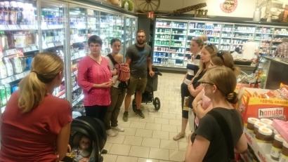 Bild: JZK
Ernährungsberaterin Kristina Heinzel-Neumann (Zweite von links) gibt den berufstätigen Müttern bei der Einkaufsschulung Tipps zum Kauf von Kinderlebensmitteln.