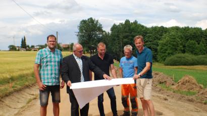 Bild: enz
Bei der Besprechung der Baumaßnahmen in Ernestgrün (von links): Kämmerer Stefan Döllinger, Bürgermeister Klaus Meyer, Firmeninhaber Johannes Schaumberger, Polier Jürgen Fürst und Robert Ernstberger vom Planungsbüro.