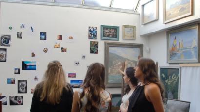 Bild: aub
Schulische Arbeiten aus der Kunsterziehung des Gymnasiums sind im Schmidt-Haus zu sehen.