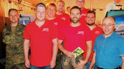 Bild: do
Die muskelbepackten Mannsbilder der „Betriebshilfe Schneider“ gewinnen beim Bürgerfest in Speinshart einen spektakulären Seilzieh-Wettbewerb gegen einen Bundeswehr-Lkw. Unser Bild zeigt das Team bei der Siegerehrung mit Bürgermeister Albert Nickl (rechts) und dem Vertreter der Bundeswehr-Pateneinheit.