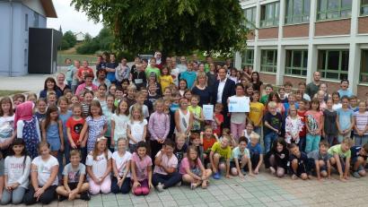 Bild: Portner
Schulrat Jürgen Bomertl übergibt an Rektorin Beate Vetterl (Bildmitte) in Anwesenheit der Schulfamilie einen Scheck und eine Urkunde des Schulamtes Schwandorf.