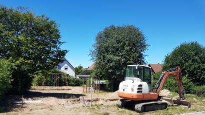 Bild: GI
Die Moosbacher Kinder warten auf den neuen Spielplatz im Nelkenweg.