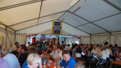 Bild: WEU
Zum Auftakt des Bürgerfestes spielte am Samstagabend die Band "O.B.T." im Zelt am "Plo". Die Gäste freuten sich über viele bekannte Rock-Oldies.