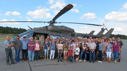 Bild: OW
Am Militärflugplatz hatte der Reiseführer Gerald Morgenstern (Zweiter von links) die Besichtigung eines Helicopters organisiert. Der Vorsitzende des Kulturvereins Wolfgang Haberberger (links) dankte Morgenstern für einen gelungenen Ausflug.
