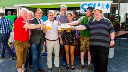 Bild: sml
Mit nur zwei Schlägen zapfte Bürgermeister Karlheinz Budnik (4.v.l.) das erste Bierfass an.
