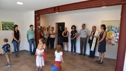 Bild: FZ
Bürgermeister Josef Hammer (Dritter von rechts) erläutert die Entstehung der neuen Räume, die Pfarrer Alfons Forster (Zweiter von rechts) segnet. Eltern-Kind-Gruppenleiterin Ines Röhling (rechts) lobt die steigende Qualität der Kinderbetreuung in Irchenrieth.