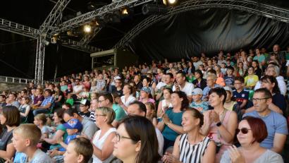 Bild: BEY
Die Zuschauer verfolgen das Theaterstück.