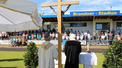 Bild: exb
Festlicher Gottesdienst auf dem Fußballplatz: links Pfarrer Puthenchira, rechts Pastor Martin Valeske.